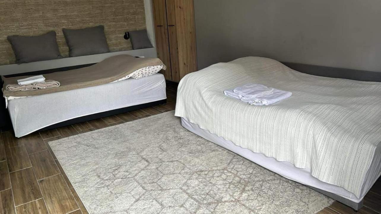 Benny & Bella Guest House Oradea Buitenkant foto